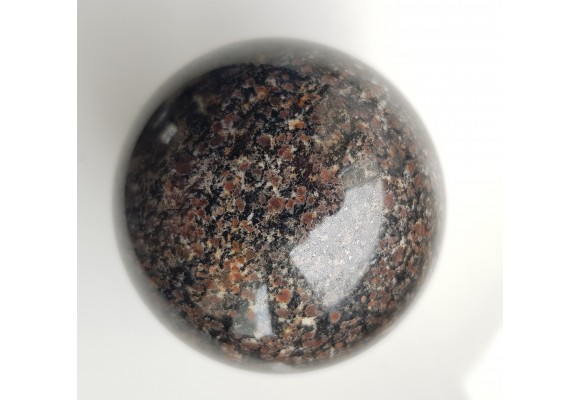 Polerowana kula z unikatowej skały - piribolitu, ciemnego granulitu z Gór Sowich