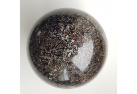 Polerowana kula z unikatowej skały - piribolitu, ciemnego granulitu z Gór Sowich
