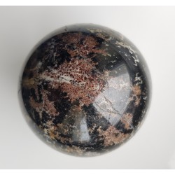 Polerowana kula z amfibolitu granatowego/ciemnego granulitu z Gór Sowich