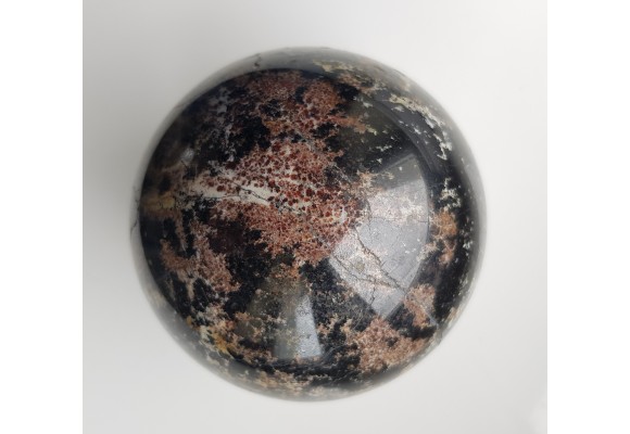 Polerowana kula z amfibolitu granatowego/ciemnego granulitu z Gór Sowich