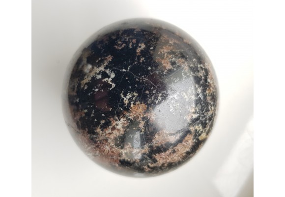 Polerowana kula z amfibolitu granatowego/ciemnego granulitu z Gór Sowich