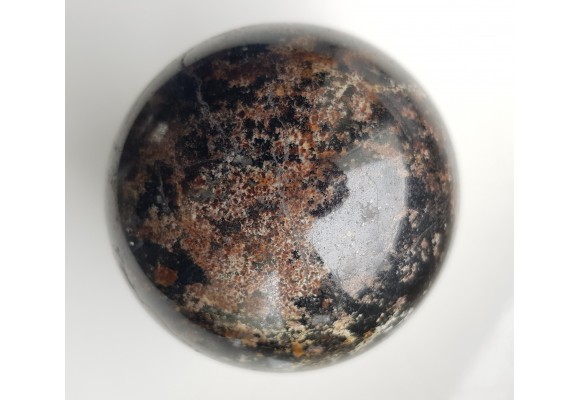 Polerowana kula z amfibolitu granatowego/ciemnego granulitu z Gór Sowich