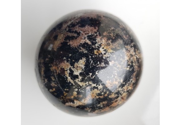Polerowana kula z amfibolitu granatowego/ciemnego granulitu z Gór Sowich