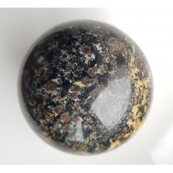Polerowana kula z amfibolitu granatowego/ciemnego granulitu z Gór Sowich