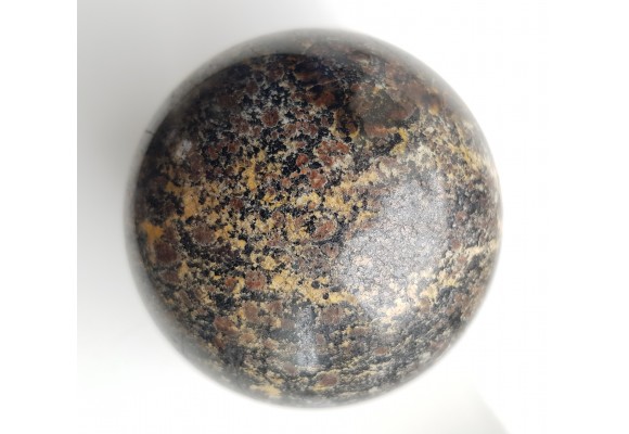 Polerowana kula z amfibolitu granatowego/ciemnego granulitu z Gór Sowich