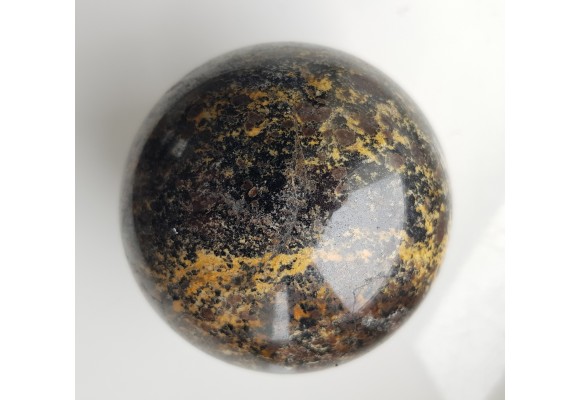 Polerowana kula z amfibolitu granatowego/ciemnego granulitu z Gór Sowich