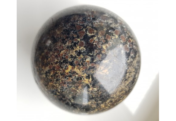Polerowana kula z amfibolitu granatowego/ciemnego granulitu z Gór Sowich