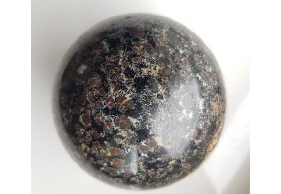 Polerowana kula z amfibolitu granatowego/ciemnego granulitu z Gór Sowich
