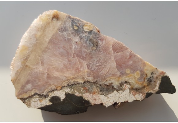 Agat, różowy chalcedon z Borówna