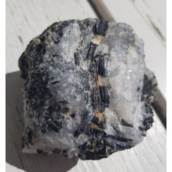 Kryształy błyszczących turmalinów w grejzenie z Przedgórza Izerskiego