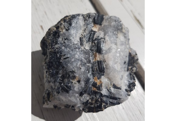 Kryształy błyszczących turmalinów w grejzenie z Przedgórza Izerskiego