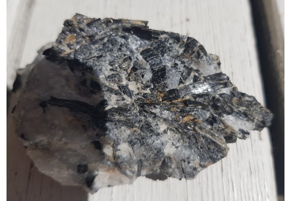 Kryształy błyszczących turmalinów w grejzenie z Przedgórza Izerskiego