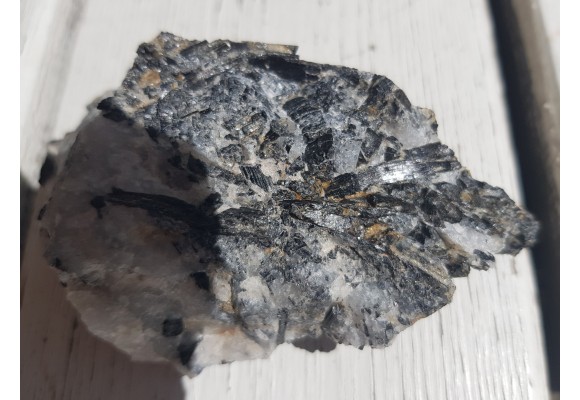 Kryształy błyszczących turmalinów w grejzenie z Przedgórza Izerskiego