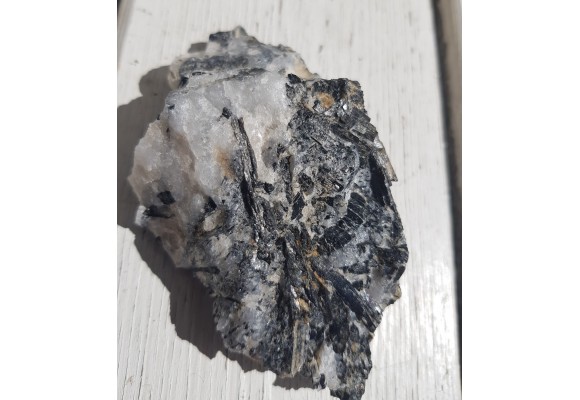 Kryształy błyszczących turmalinów w grejzenie z Przedgórza Izerskiego