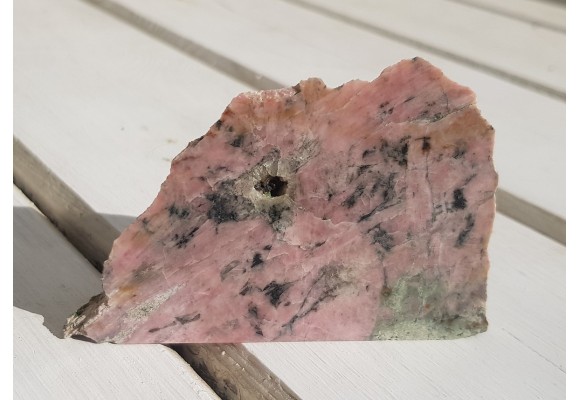 Okaz różowego klinozoisytu z Nasławic