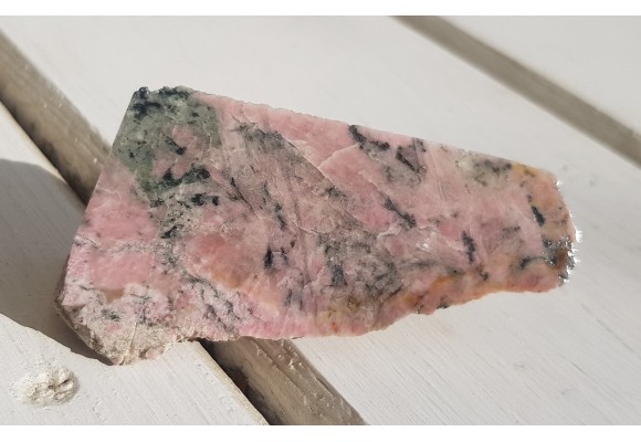 Okaz różowego klinozoisytu z Nasławic