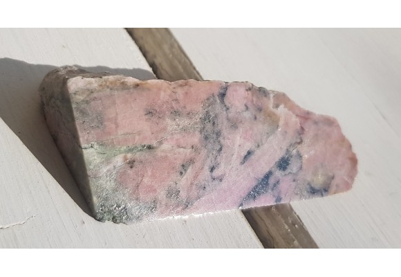 Okaz różowego klinozoisytu z Nasławic