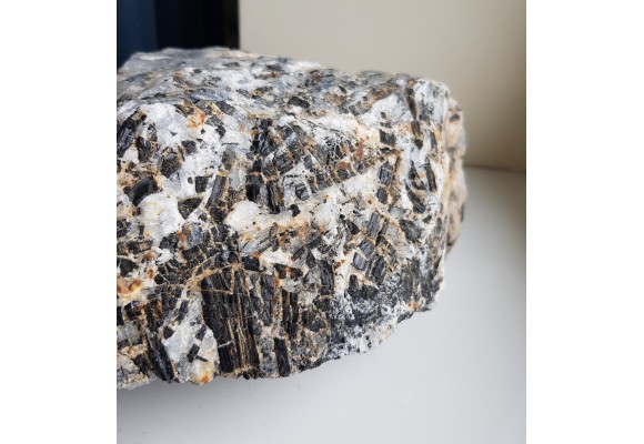 Kryształy błyszczących turmalinów w grejzenie z Przedgórza Izerskiego