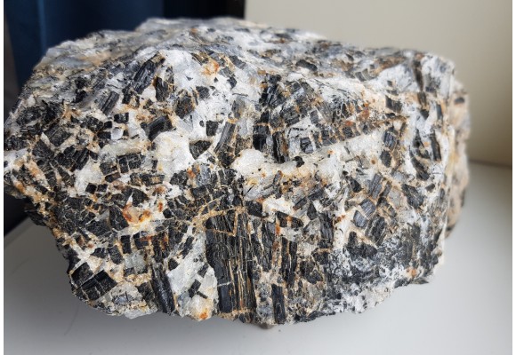 Kryształy błyszczących turmalinów w grejzenie z Przedgórza Izerskiego