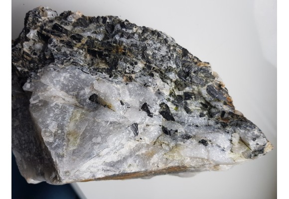 Kryształy błyszczących turmalinów w grejzenie z Przedgórza Izerskiego