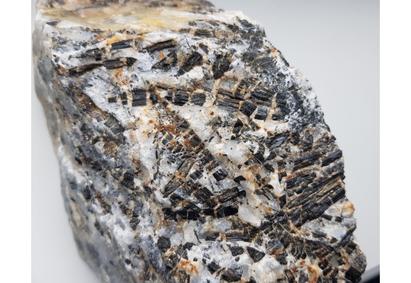 Kryształy błyszczących turmalinów w grejzenie z Przedgórza Izerskiego