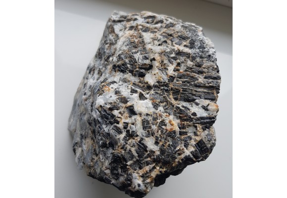 Kryształy błyszczących turmalinów w grejzenie z Przedgórza Izerskiego