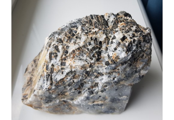 Kryształy błyszczących turmalinów w grejzenie z Przedgórza Izerskiego