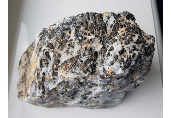 Kryształy błyszczących turmalinów w grejzenie z Przedgórza Izerskiego