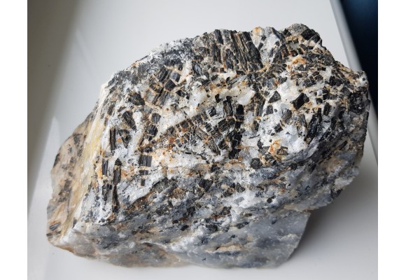 Kryształy błyszczących turmalinów w grejzenie z Przedgórza Izerskiego