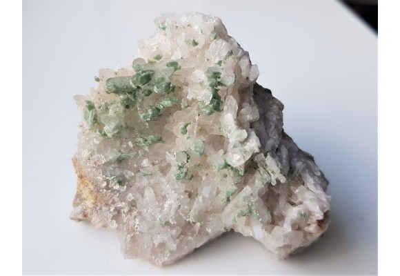 Pumpellyit na kwarcach z Karkonoszy (Obri Dul)