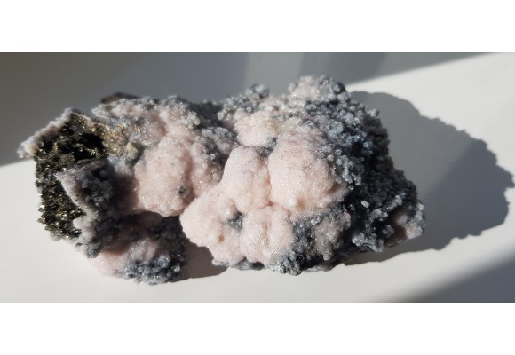 Groniasta druza kryształów rodochrozytu z Trepczy (Kosowo)