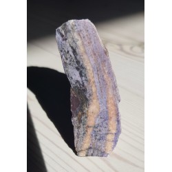 Skała o teksturze łupkowej z Kletna impregnowana fluorytem