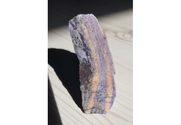 Skała o teksturze łupkowej z Kletna impregnowana fluorytem