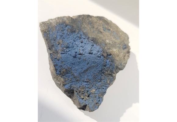 Niebieski ferrosaponit na bazalcie z Grabiszyc