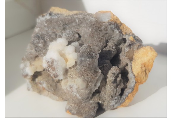 Szczotka kwarcowa pokryta kalcytem ze Sławniowic