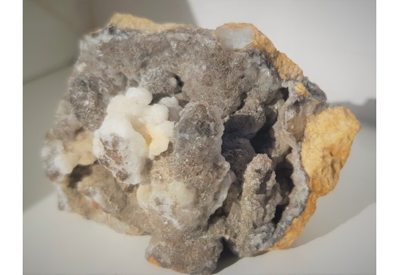 Szczotka kwarcowa pokryta kalcytem ze Sławniowic