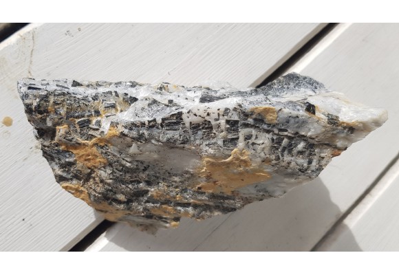 Kryształy błyszczących turmalinów w grejzenie z Przedgórza Izerskiego