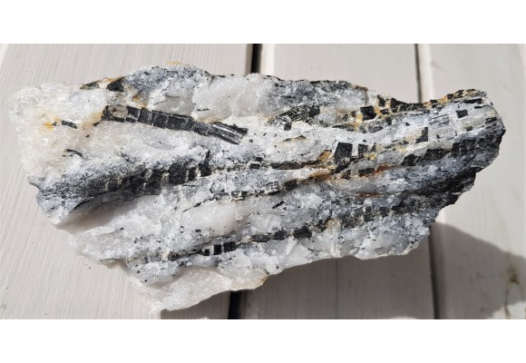 Kryształy błyszczących turmalinów w grejzenie z Przedgórza Izerskiego