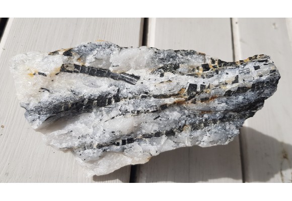 Kryształy błyszczących turmalinów w grejzenie z Przedgórza Izerskiego