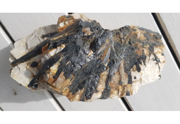 Grupa dużych, błyszczących kryształów turmalinu z Gór Sowich