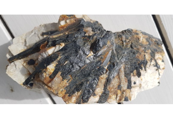 Grupa dużych, błyszczących kryształów turmalinu z Gór Sowich