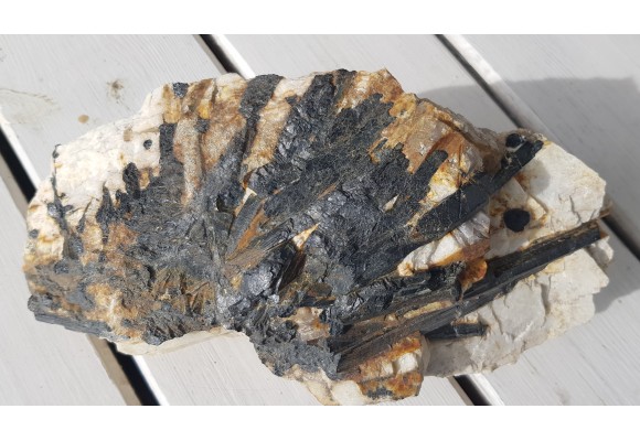 Grupa dużych, błyszczących kryształów turmalinu z Gór Sowich