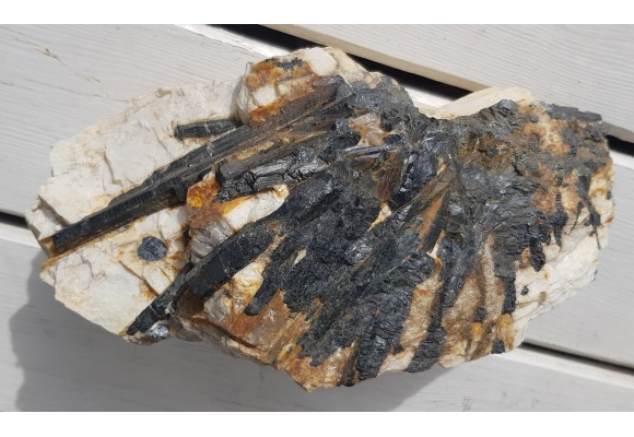 Grupa dużych, błyszczących kryształów turmalinu z Gór Sowich