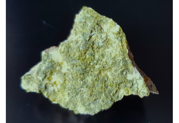 Epidot na powierzchni spękań granitu z Sobótki