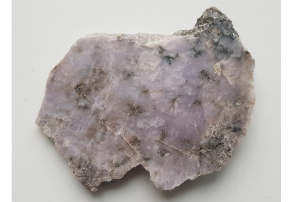 Fioletowawy kwarc pegmatytowy z serpentynitów Wzgórz Kiełczyńskich