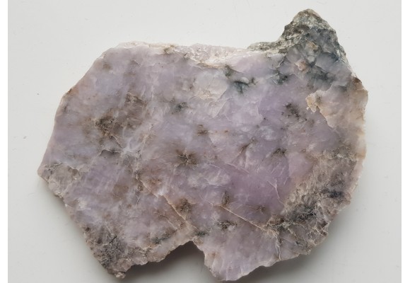 Fioletowawy kwarc pegmatytowy z serpentynitów Wzgórz Kiełczyńskich