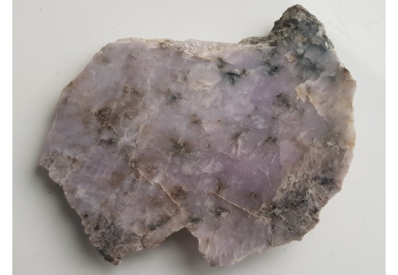 Fioletowawy kwarc pegmatytowy z serpentynitów Wzgórz Kiełczyńskich