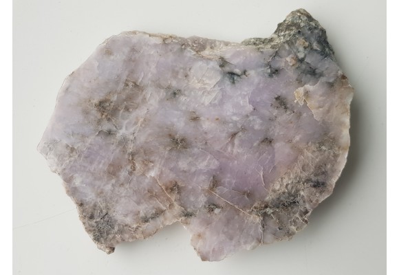 Fioletowawy kwarc pegmatytowy z serpentynitów Wzgórz Kiełczyńskich