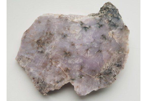 Fioletowawy kwarc pegmatytowy z serpentynitów Wzgórz Kiełczyńskich