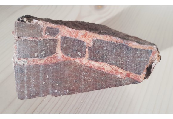 Żyłki chalcedonowo-kwarcowo-węglanowe w ryolicie z Ogorzelca